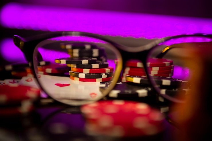 Dealer live casino dalam sesi bermain roulette dengan pencahayaan malam neon